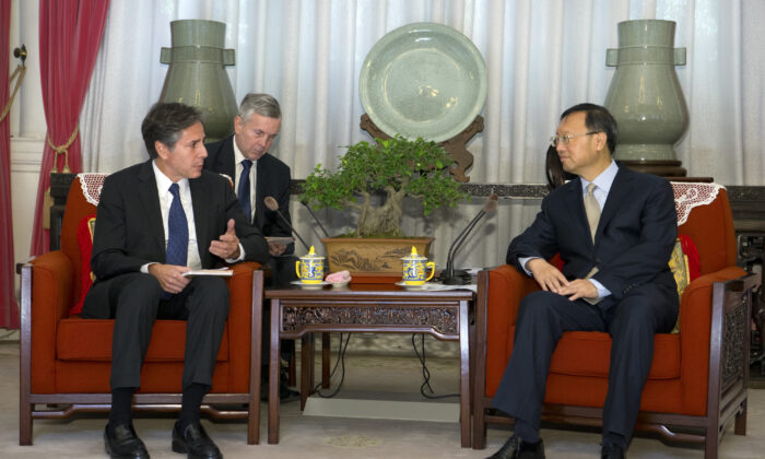 Các nhà ngoại giao Trung Quốc và Hoa Kỳ xung đột về vấn đề nhân quyền và nguồn gốc đại dịch