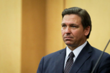 Thống đốc Florida phản đối các thành viên hội đồng trường học thuộc Đảng Cộng Hòa ủng hộ thuyết sắc tộc trọng yếu