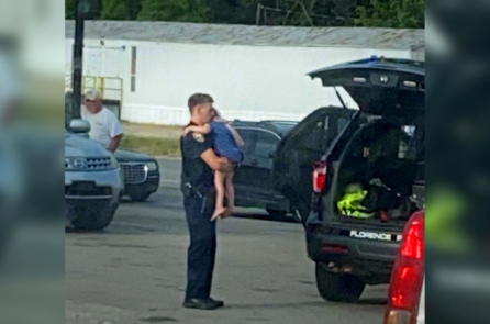 Viên cảnh sát Alabama ôm an ủi đứa trẻ sau vụ tấn công bằng dao