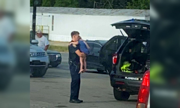 Viên cảnh sát Alabama ôm an ủi đứa trẻ sau vụ tấn công bằng dao