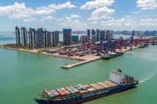 Gián đoạn vận chuyển đường biển toàn cầu do COVID-19 bùng phát ở Quảng Đông, Trung Quốc