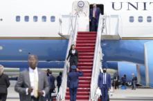 Phi cơ chở PTT Harris buộc phải quay đầu do ‘vấn đề kỹ thuật’