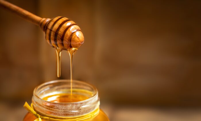 9 cách chăm sóc da, tóc, và móng bằng mật ong