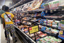 Người tiêu dùng đang gánh chịu lạm phát thay vì các công ty