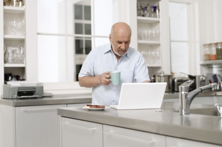 Người bệnh tiểu đường ngồi lâu cũng làm tăng đường huyết. Phương pháp vận động đơn giản giúp kiểm soát đường huyết