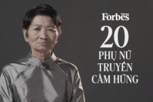 Người phụ nữ bán vé số trở thành nhân vật truyền cảm hứng năm 2021 của Forbes Việt Nam