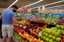 Giá cả tăng với tốc độ nhanh nhất trong năm, thúc đẩy thêm nỗi lo lạm phát