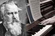 Nhà soạn nhạc nổi tiếng giấu tiền trong các bản nhạc để giúp đỡ người cha nghèo