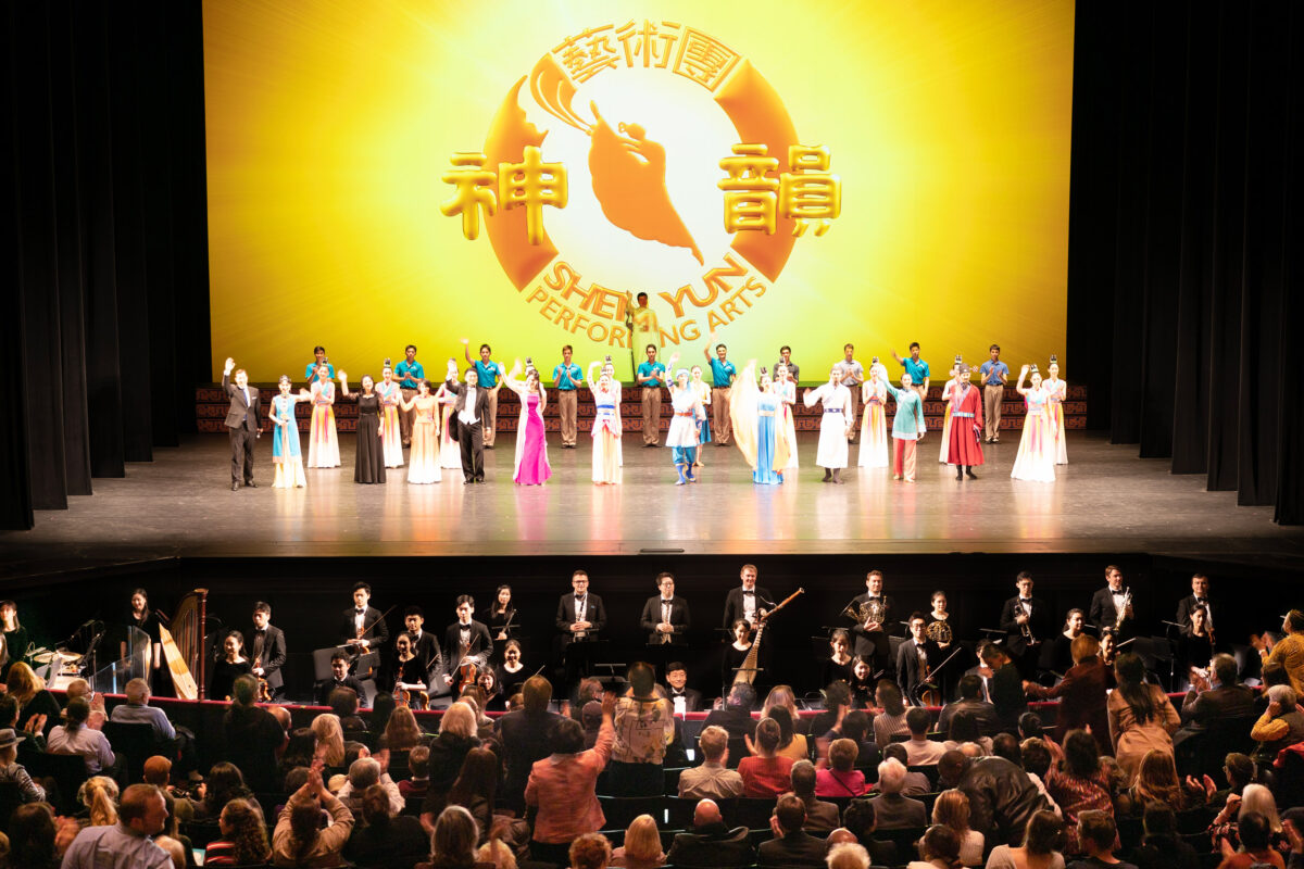 Shen Yun diễn buổi đầu tiên