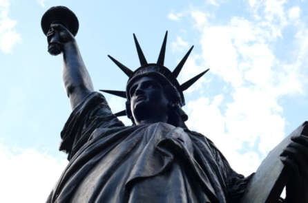 Người em gái nhỏ của Nữ Thần Tự Do khởi hành đến Hoa Kỳ