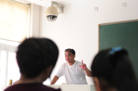 Cách Trung Cộng đối xử với giáo viên: ‘Điều đó đang giết chết nhân tính’