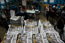 Tờ báo ủng hộ dân chủ ở Hồng Kông buộc phải đóng cửa sau chiến dịch đàn áp mở rộng của Trung Cộng