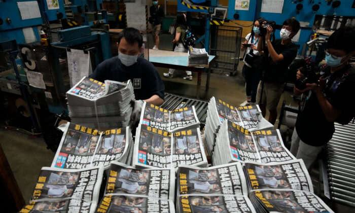 Tờ báo ủng hộ dân chủ ở Hồng Kông buộc phải đóng cửa sau chiến dịch đàn áp mở rộng của Trung Cộng
