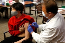 Anh Quốc chấp thuận vaccine COVID-19 của Pfizer-BioNTech cho trẻ em từ 12 đến 15 tuổi