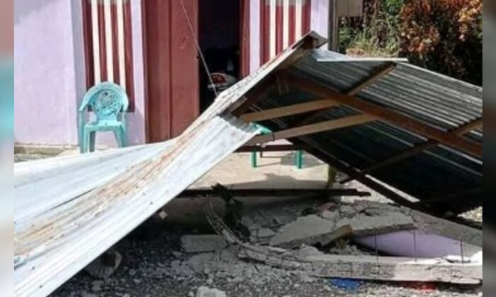 Người dân Indonesia lao lên đồi sau trận động đất mạnh 6.1 độ gần quần đảo Maluku