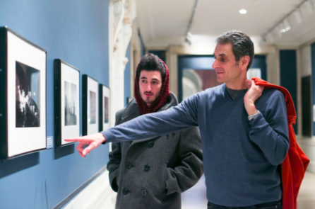 Không thể ‘giao tiếp’ tốt, người cha dạy con trai trưởng thành qua những lá thư