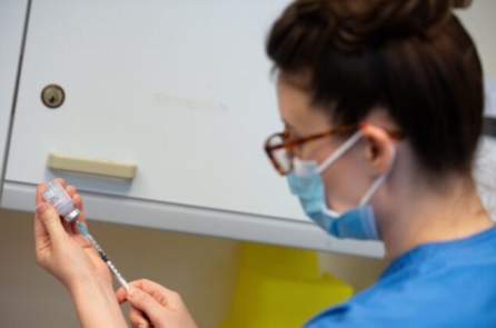 Bộ trưởng Vương quốc Anh: Vaccine COVID phải ‘cực kỳ an toàn’ trước khi sử dụng cho trẻ em