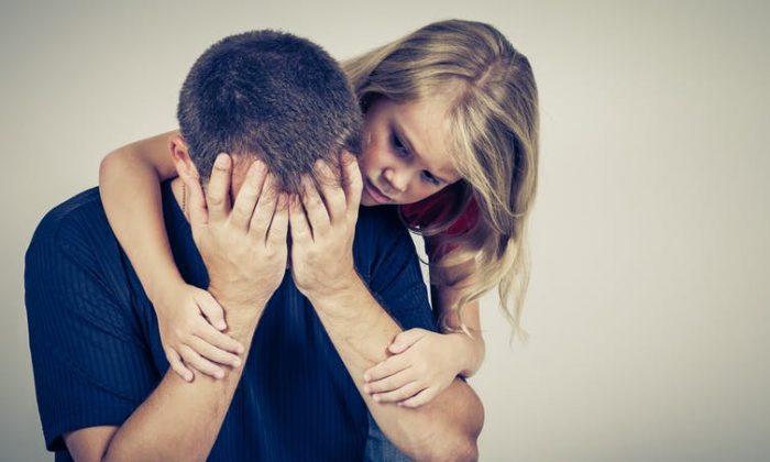 Cha mẹ có nên che giấu các cảm xúc tiêu cực với con trẻ?