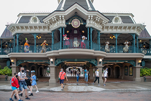 Ảnh: Dịch COVID-19 ở Pháp thuyên giảm, Disneyland Paris mở cửa trở lại