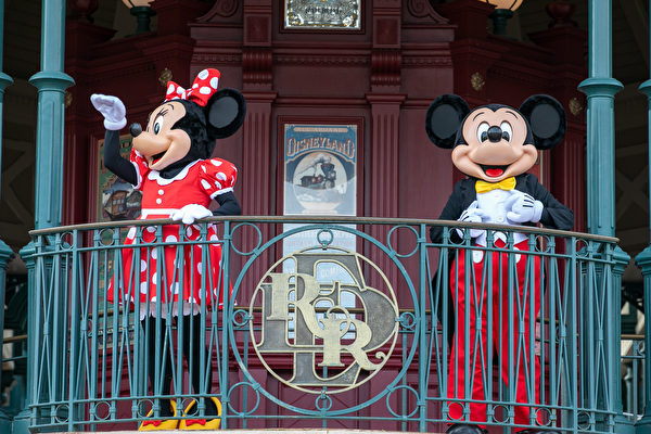 Disneyland Paris mở cửa trở lại 