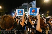 Ngày hoạt động cuối cùng của Apple Daily, người dân xếp hàng mua báo