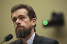 Twitter khóa tài khoản của website tin tức vì đưa tin về một thiếu niên tử vong sau chích ngừa