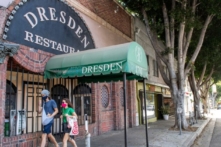 Quận Los Angeles ‘mạnh mẽ’ khuyến nghị đeo khẩu trang cho cả người đã và chưa chích ngừa do biến thể Delta COVID-19