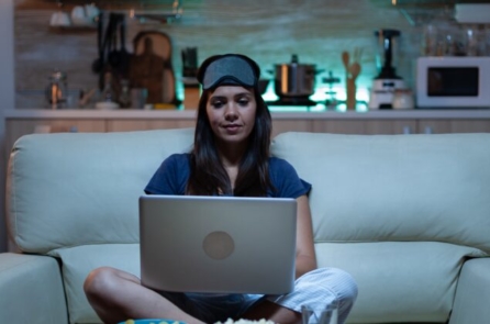 Nếu bạn muốn có giấc ngủ ngon hơn, hãy tránh ăn vặt vào đêm khuya