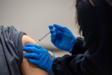 Israel: Một nửa số người lớn nhiễm COVID-19 trong đợt dịch mới nhất đã được chích ngừa đầy đủ