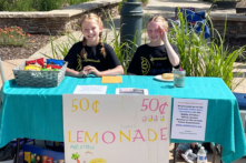 ‘Nếu đó là cha con thì sao?’: Hai cô gái bán nước chanh để hỗ trợ gia đình viên cảnh sát đã khuất