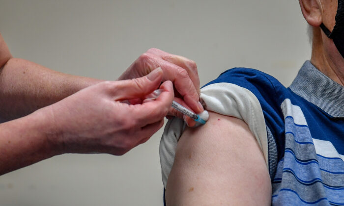 FDA chấp thuận mũi chích bổ sung vaccine COVID-19 cho người dễ bị tổn thương, suy giảm miễn dịch