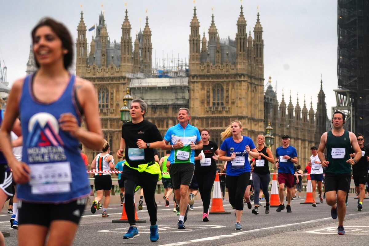 Hàng ngàn người chạy xuyên London trong sự kiện 10K đông đảo đầu tiên kể từ khi dỡ bỏ lệnh phong tỏa