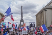 Quốc hội Pháp thông qua luật giấy thông thành vaccine COVID-19 trong bối cảnh các cuộc biểu tình lan rộng