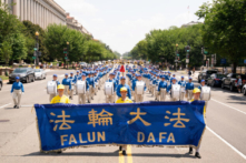Loạt ảnh: Các học viên Pháp Luân Công diễn hành kêu gọi chấm dứt cuộc bức hại đã 22 năm tại Trung Quốc