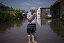 Những người sống sót nhớ lại cuộc thoát hiểm, suy ngẫm về tương lai sau lũ lụt ở Âu Châu
