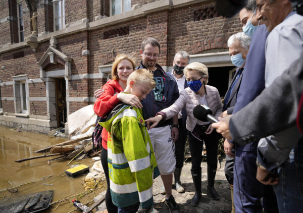 Những người sống sót nhớ lại cuộc thoát hiểm, trăn trở về tương lai sau lũ lụt ở  Âu Châu