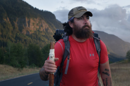 Chuyến đi bộ 5,800 dặm của một cựu chiến binh để chữa lành những tổn thương