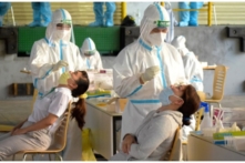 COVID-19 tại Việt Nam ngày 5/7: Xác lập kỷ lục mới với hơn 1,000 ca bệnh, TP. HCM đề nghị thí điểm cách ly F1 tại nhà với 8 quận/huyện, Hà Nội kiến nghị cho học sinh đi học trở lại từ 10/7