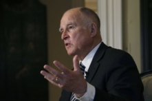 Cựu Thống đốc Jerry Brown chỉ trích việc chi tiêu của California