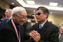 Luật sư nhân quyền khiếm thị Trung Quốc bóc trần những xảo ngôn của Trung Cộng về ngưỡng nghèo