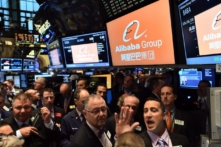 Sự đàn áp ngày càng gia tăng thổi bùng làn sóng tháo chạy của đầu tư ngoại quốc khỏi chứng khoán Trung Quốc