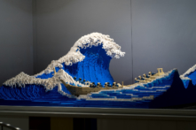 Bức tranh ‘Sóng Lừng Ngoài Khơi Kanagawa’ được nhà điêu khắc người Nhật tái hiện lại với 50,000 mảnh ghép Lego