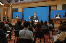 Ông Tập tuyên bố Trung Quốc là một ‘xã hội thịnh vượng vừa phải,’ mâu thuẫn với Thủ tướng Lý Khắc Cường