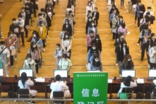 Các chính sách về vaccine COVID-19 được áp dụng bất nhất trên khắp Trung Quốc