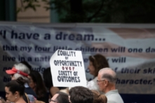 Nguy cơ từ việc tuyên bố phân biệt sắc tộc là ‘tình trạng y tế cộng đồng khẩn cấp’