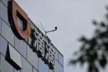 Các đại công ty công nghệ Trung Quốc gặp các trở ngại trong việc niêm yết ở ngoại quốc khi Bắc Kinh thắt chặt quy định