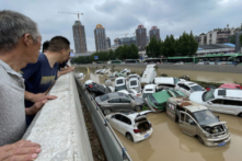 Không có chính quyền hỗ trợ, người dân địa phương tự tay thực hiện công việc cứu trợ trong trận lũ ở miền trung Trung Quốc