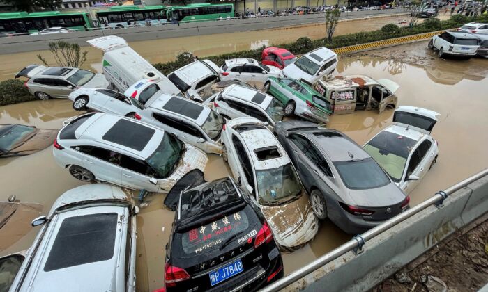 Lũ lụt ở Trịnh Châu, thi thể nằm la liệt trên phố