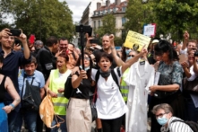 Paris: Người biểu tình phản đối các biện pháp COVID-19 đụng độ với cảnh sát