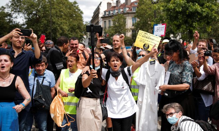 Paris: Người biểu tình phản đối các biện pháp COVID-19 đụng độ với cảnh sát